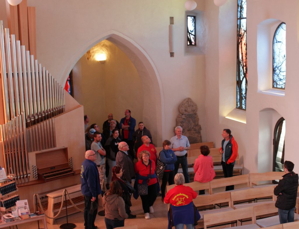 Feuerwehrleute aus Helba und Breitenborn-Lützel im Neubau der Kirche in Walldorf (Bild: Michelle Holland)