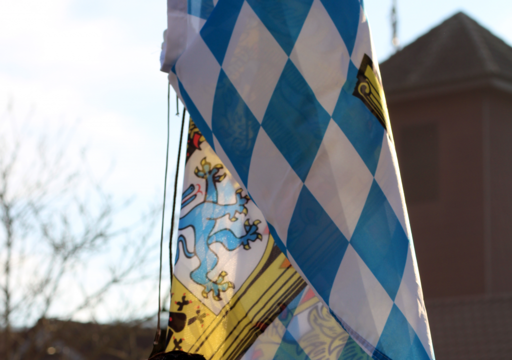 Die blau-weiße Flagge des Freistaats weht in Breitenborn-Lützel (BIld: JGö)