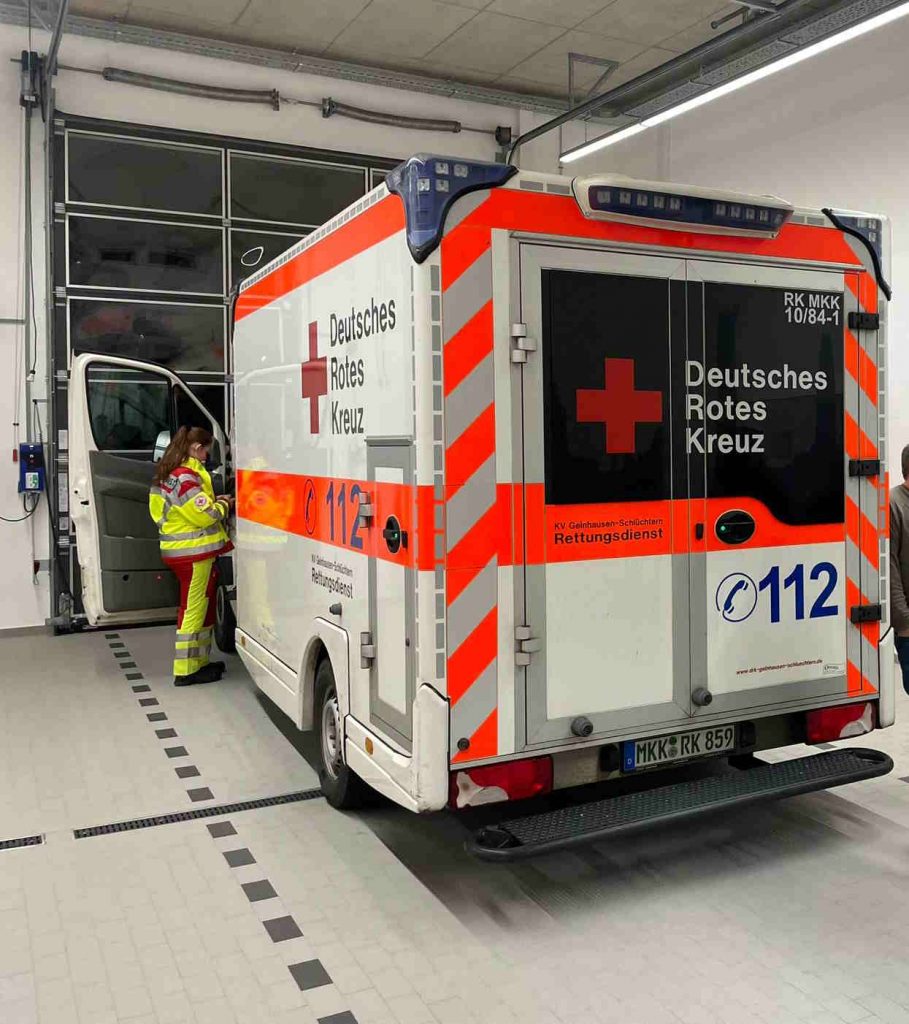 Rettungswagen in im Feuerwehrgerätehaus Lanzingen