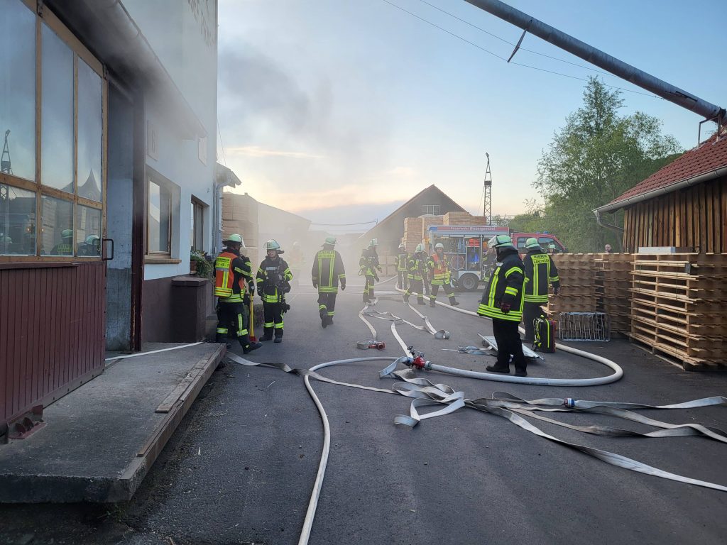 Viel los auf dem Hof. Gemeinsame Übung der Feuerwehren Breitenborn-Lützel, Lanzingen und Roßbach. Foto: SK