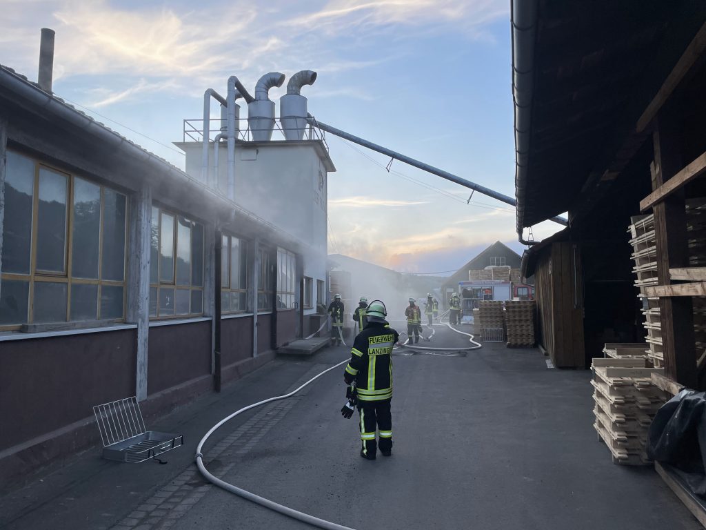 Es qualmt kräftig. Gemeinsame Übung der Feuerwehren Breitenborn-Lützel, Lanzingen und Roßbach. Foto: SK