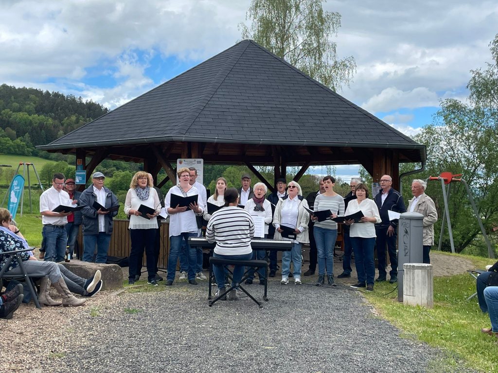 Klappstuhlkonzert des Gesangvereins Edelweiß am Liederpfad in Roßbach (Foto: Theresa Ehrlich)