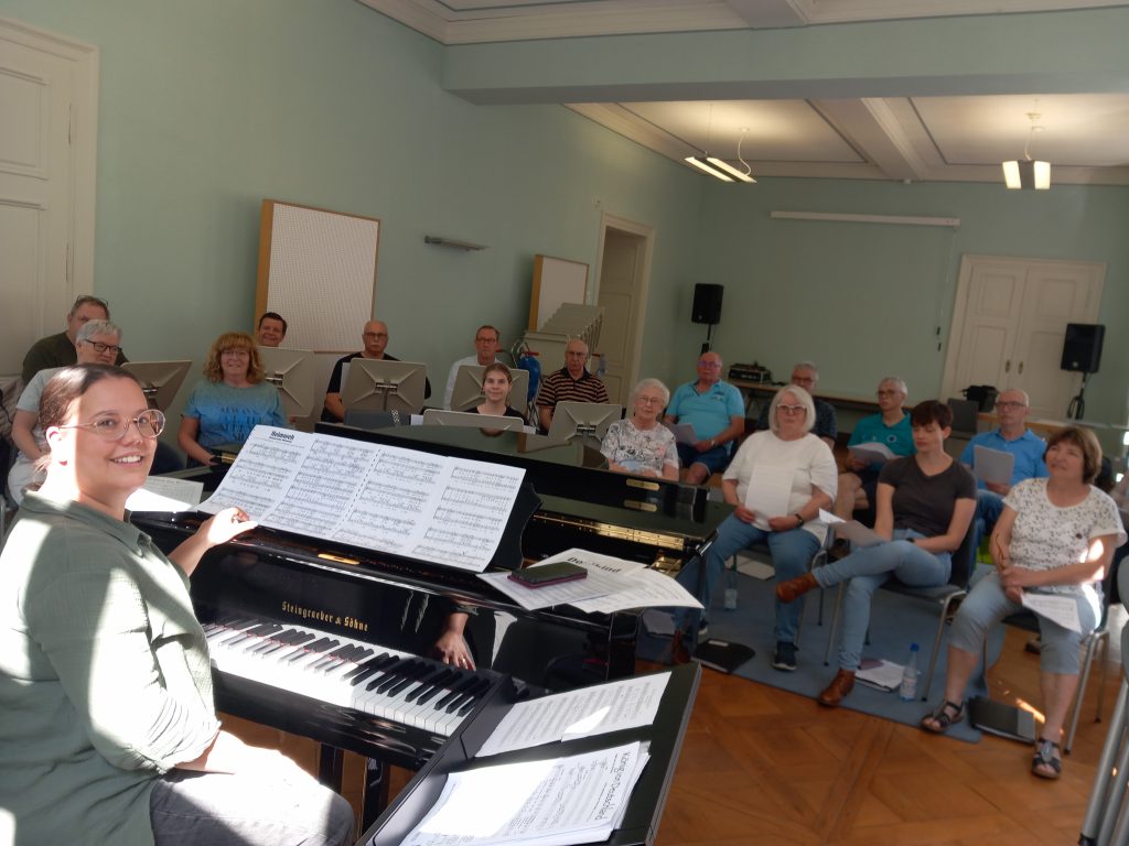 Der Gesangverein Edelweiß Breitenborn probt mit Dirigentin Sabrina Lotz am Flügel (Foto: WB)