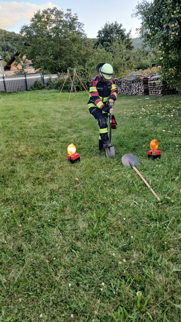 Die Wehrführung legt Hand an (Foto: DF)