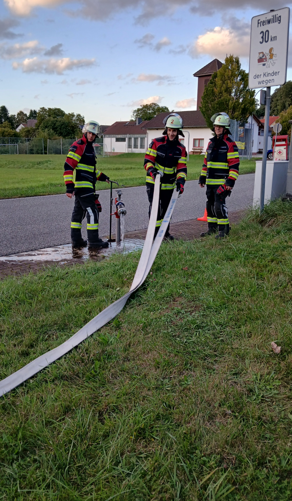 Daniel rollt den Schlauch aus (Foto: TD)