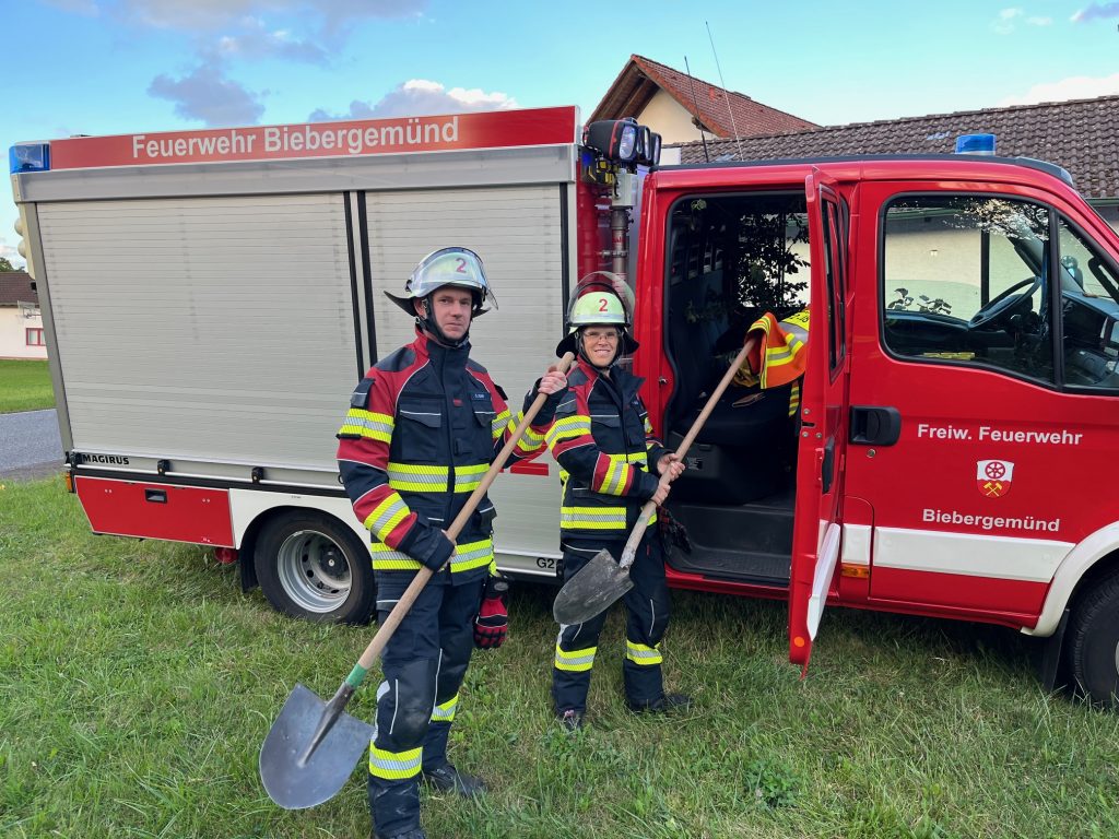 Sebastian und Tanja haben sich mit Schaufeln ausgestattet (Foto: TL)