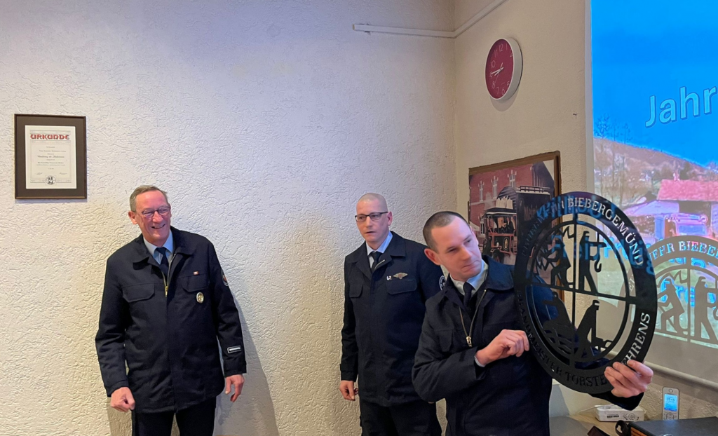 Unser ehemaliger Wehrführer Torsten Behrens bekommt von seinen Nachfolgern Dominik Schloßer und Sebastian Kuhn zum Eintritt in die Alters- und Ehrenabteilung ein Erinnerungsstück (Foto: TL)