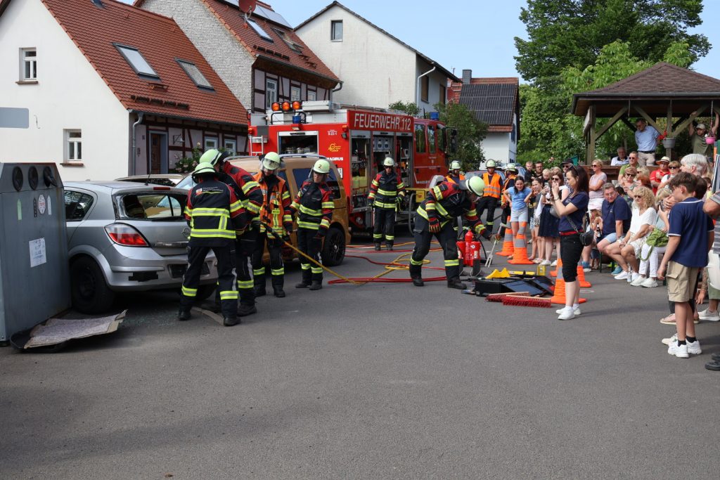 Ein besonderes Highlight beim Tag-der-Nachbarschaft in Lützel: Die spektakuläre Rettung einer eingeklemmten Person aus einem Fahrzeug durch die Feuerwehr Breitenborn/Lützel mit Unterstützung der Lanzinger Feuerwehr (Foto: KG)