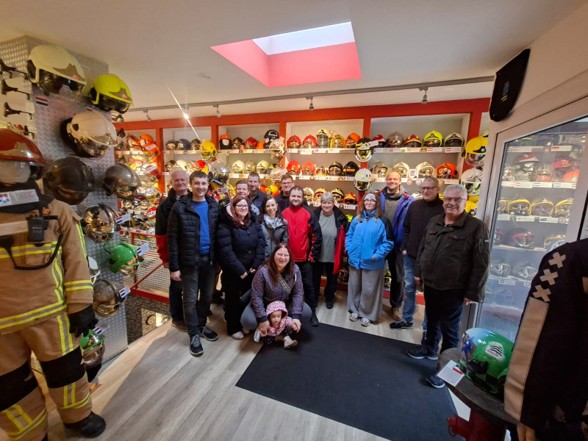 Gruppenbild in "Frank's Welt der Feuerwehrhelme" (Foto: Frank Burger)